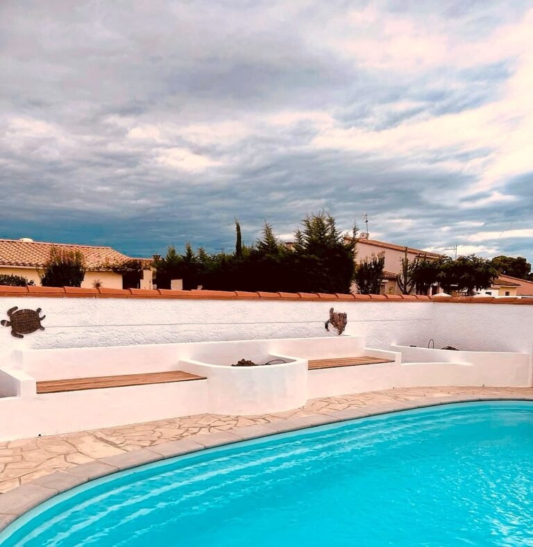 Banquettes en béton ciré autour d’une piscine