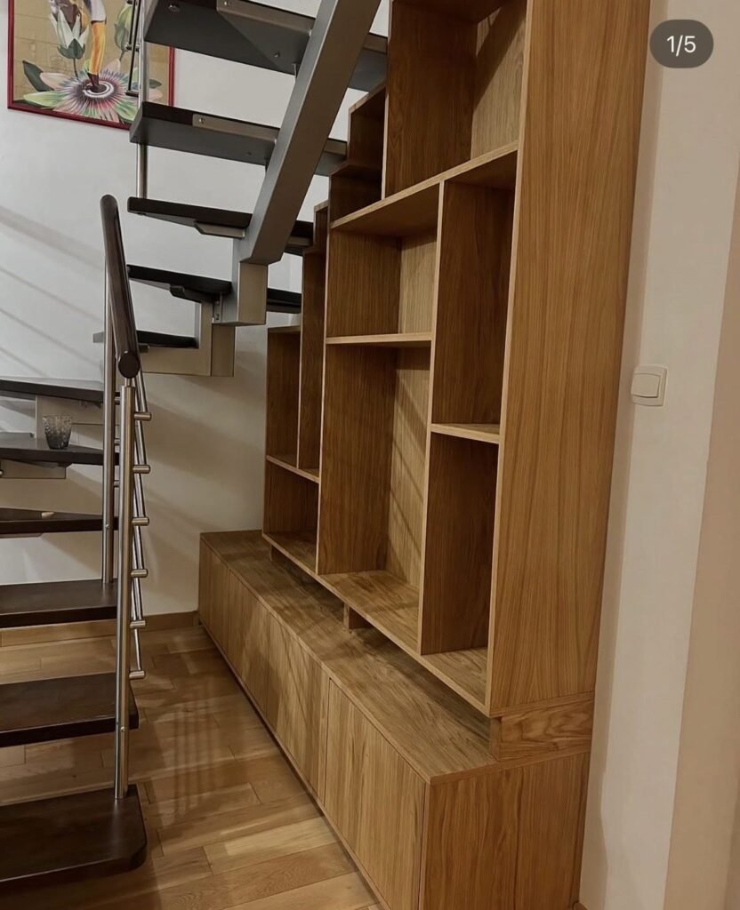 Bibliothèque et rangements en chêne sur mesure sous un escalier