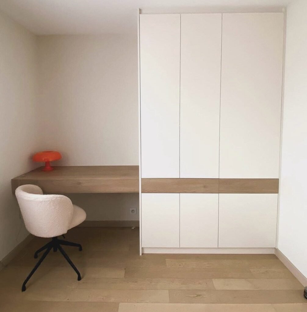 Bureau suspendu en chêne et placard blanc