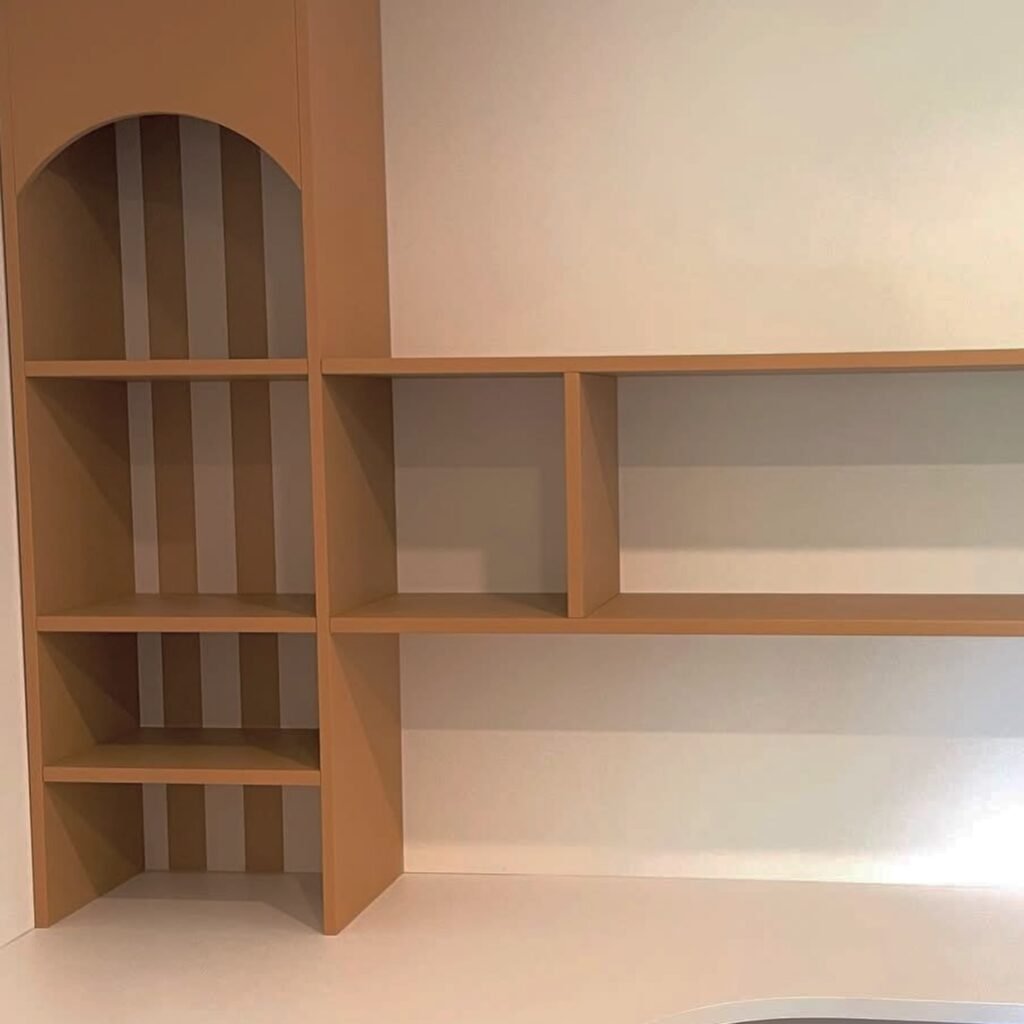 Bureau et étagères sur mesure — photo 2