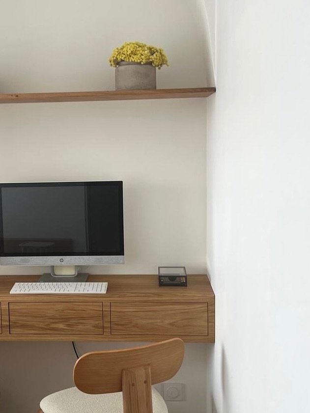 Bureau suspendu en chêne dans une niche voûtée