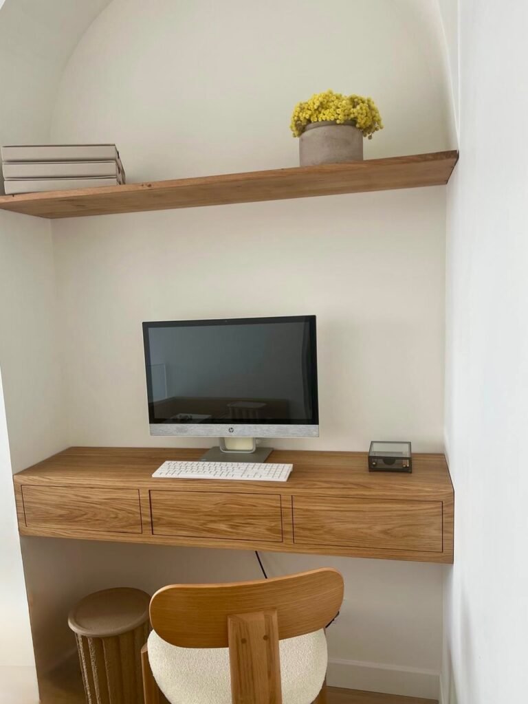 Bureau suspendu en chêne dans une niche voûtée — photo 2