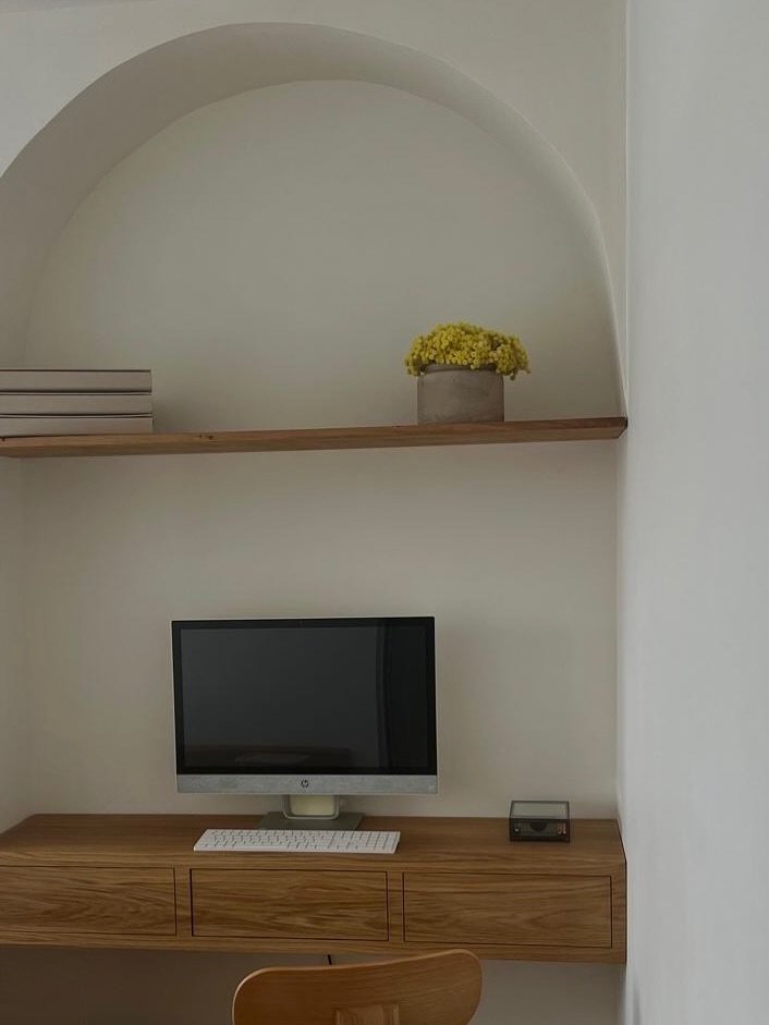 Bureau suspendu en chêne dans une niche voûtée — photo 3