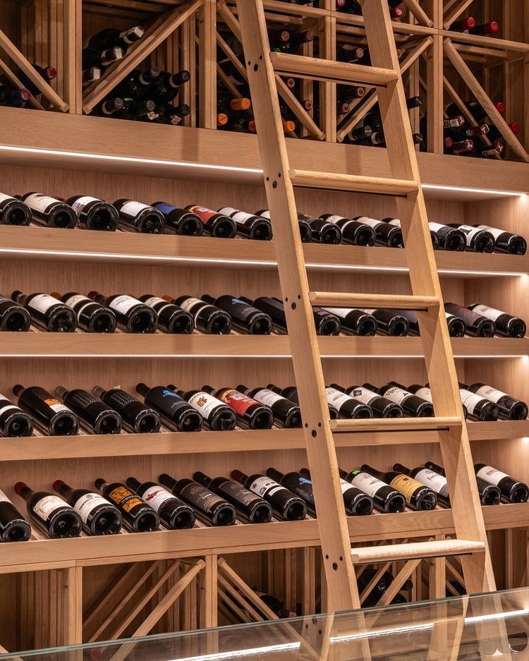 Cave à vin sur-mesure en chêne avec échelle sur rail, Perpignan