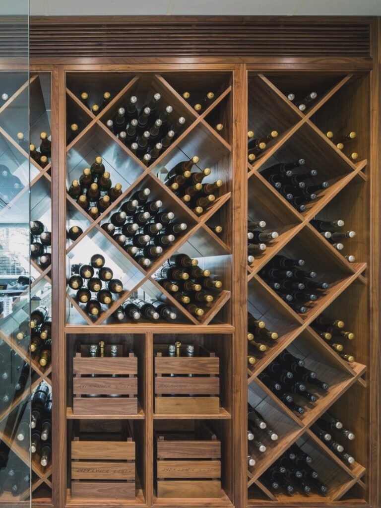 Cave à vin en chêne et métal noir