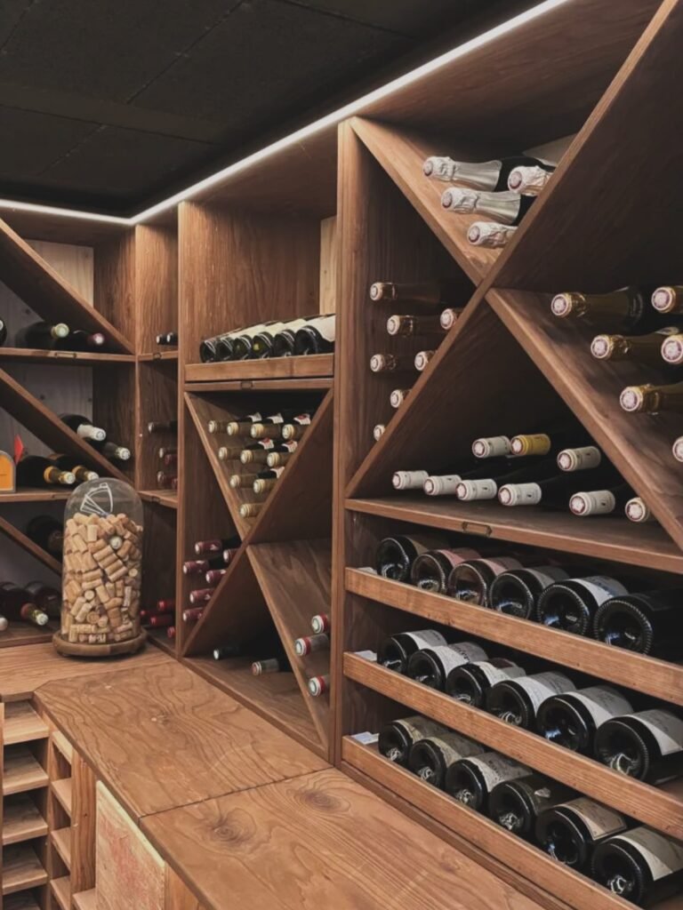 Cave à vin en chêne et métal noir — photo 4