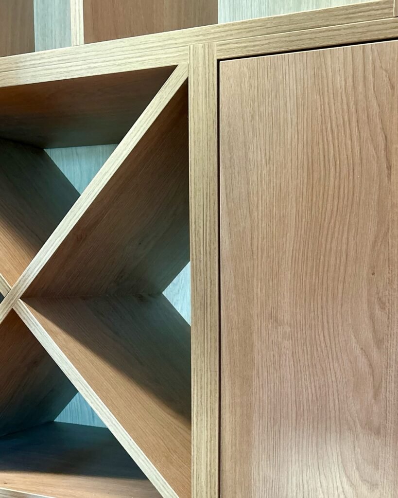 Cave à vin sous escalier en bois massif — photo 1