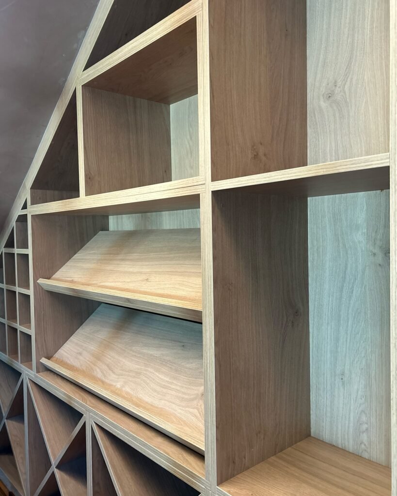 Cave à vin sous escalier en bois massif — photo 2