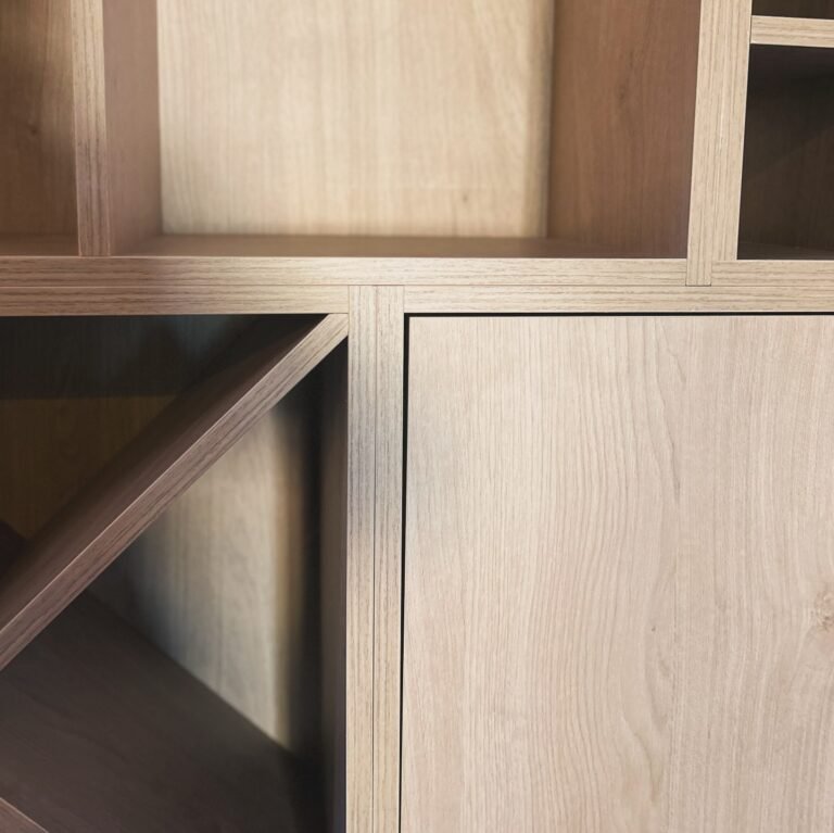 Cave en mélaminé chêne — Atelier Löwe
