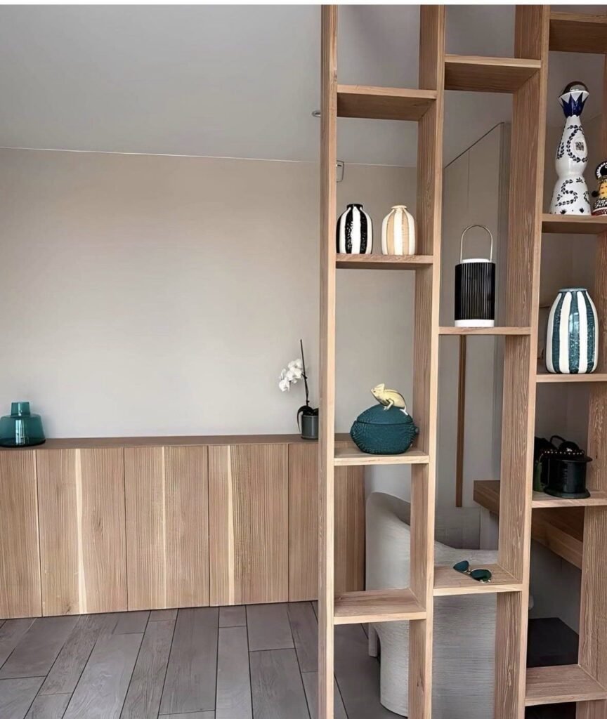Claustra-bibliothèque et buffet en chêne dans un séjour