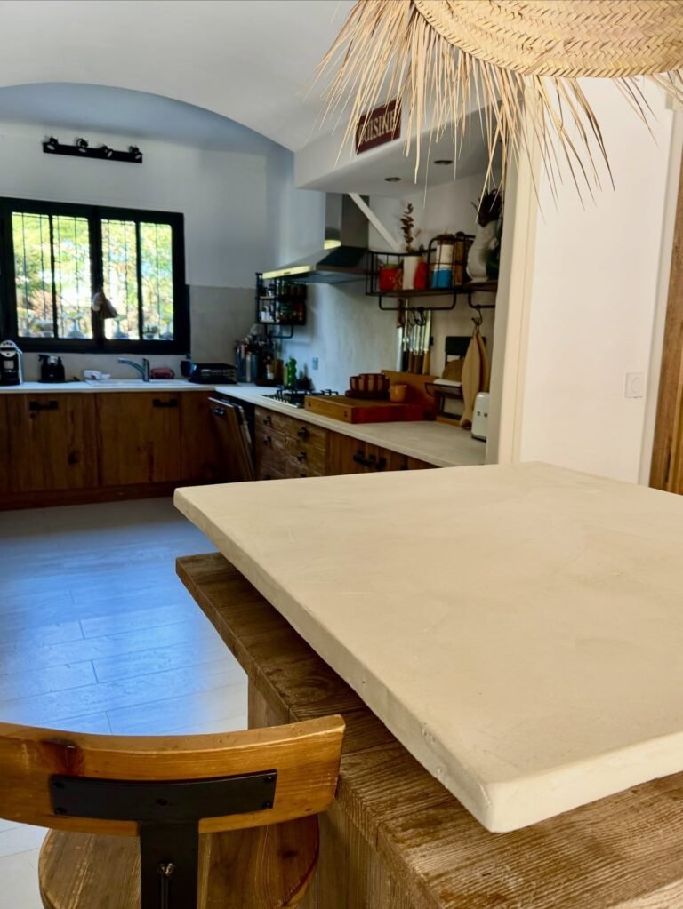 Cuisine en bois massif et plan en béton ciré