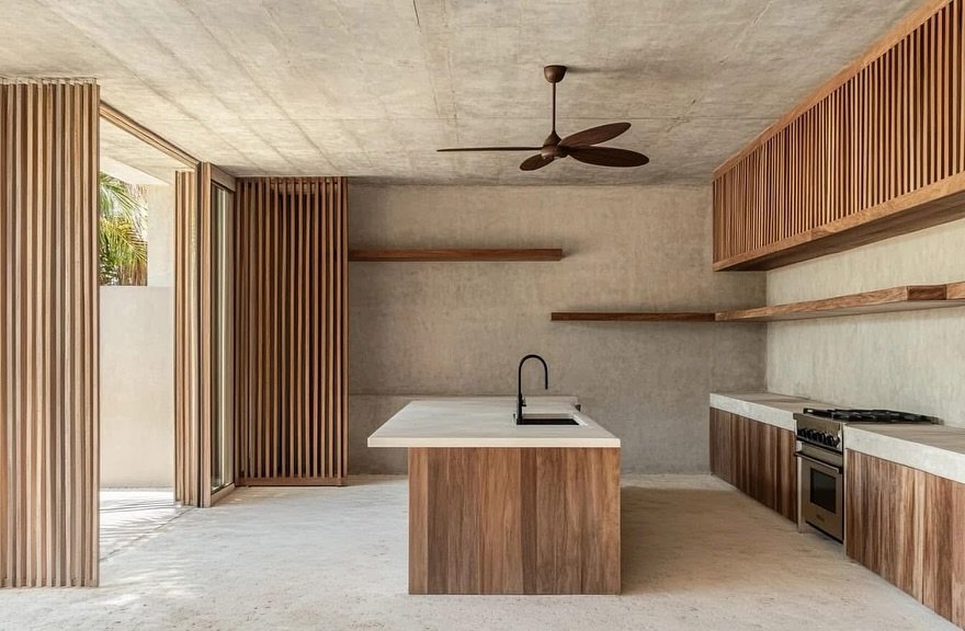 Cuisine en bois massif et bâti en béton ciré — photo 1