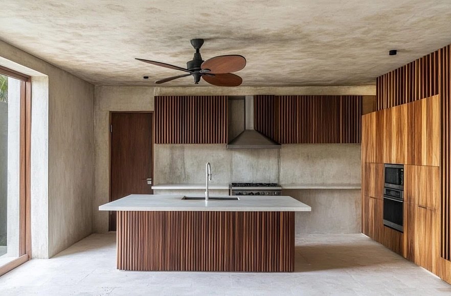 Cuisine en bois massif et bâti en béton ciré — photo 3