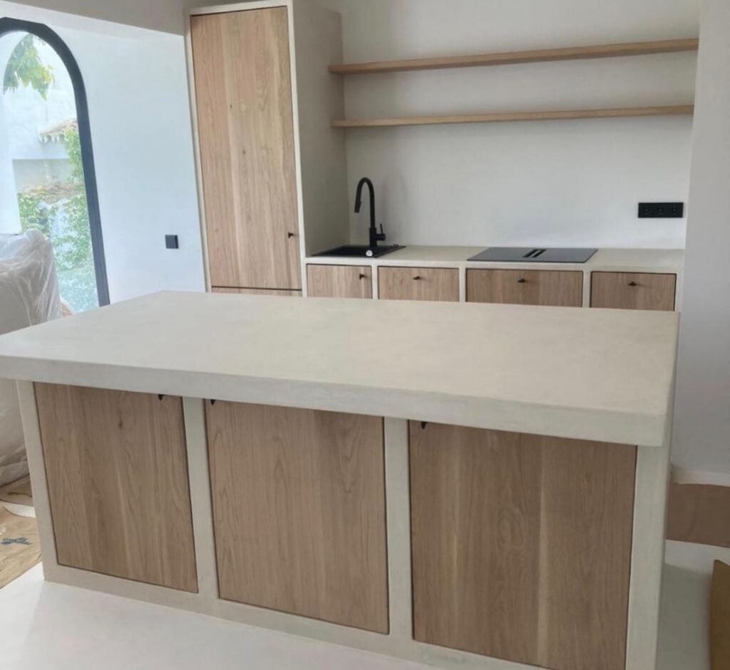 Cuisine avec îlot en béton ciré et façades en chêne — photo 2