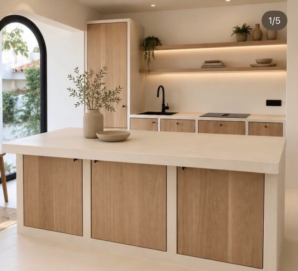 Cuisine avec îlot en béton ciré et façades en chêne