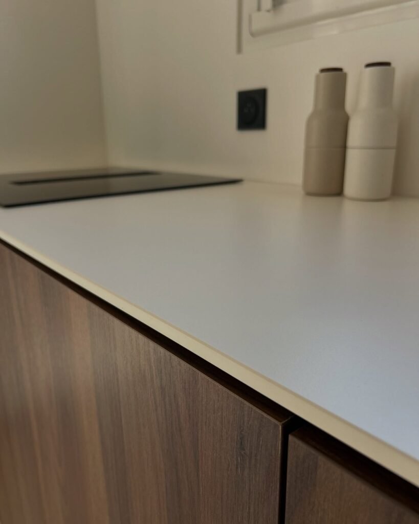 Cuisine en noyer et compact blanc craie — photo 2
