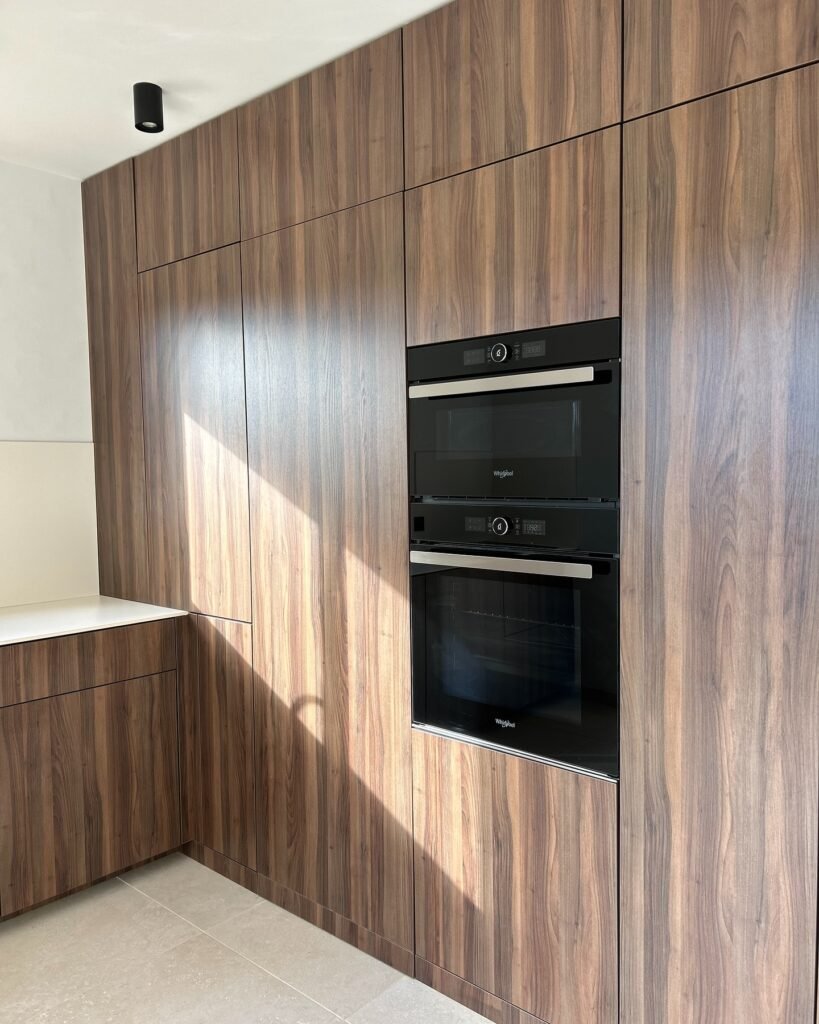 Cuisine en noyer et compact blanc craie — photo 3