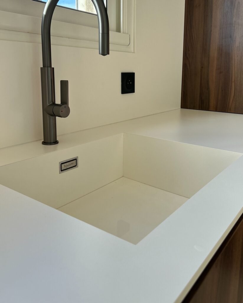 Cuisine en noyer et compact blanc craie — photo 7