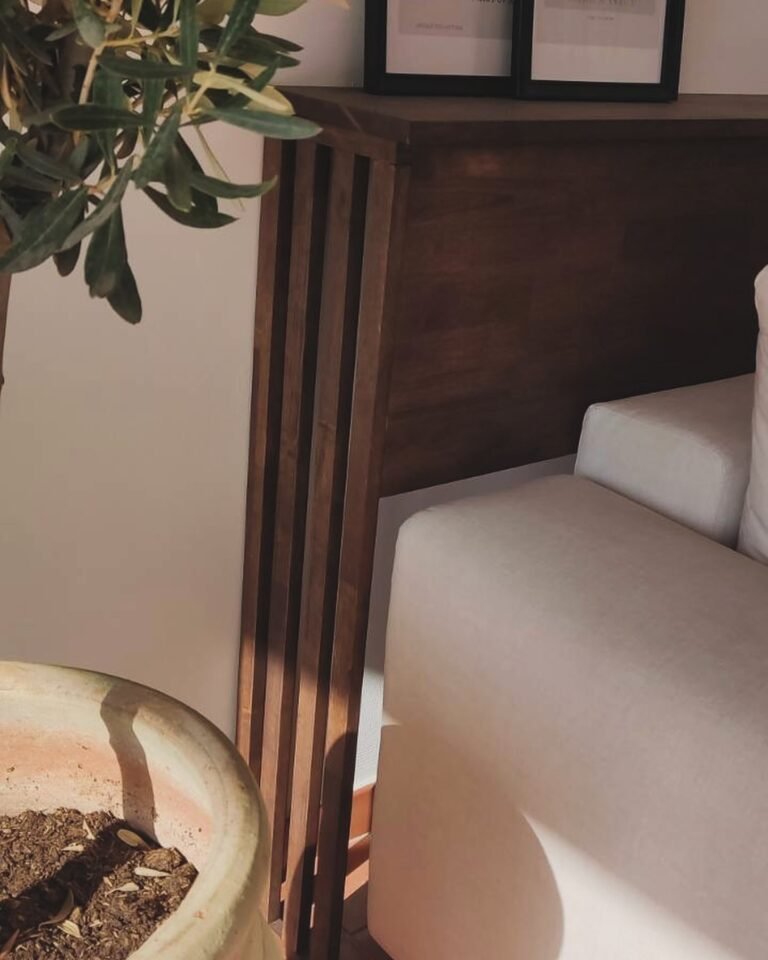 Étagère derrière un canapé — Atelier Löwe