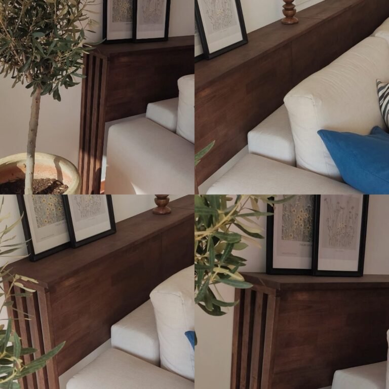 Étagères derrière un canapé — Atelier Löwe