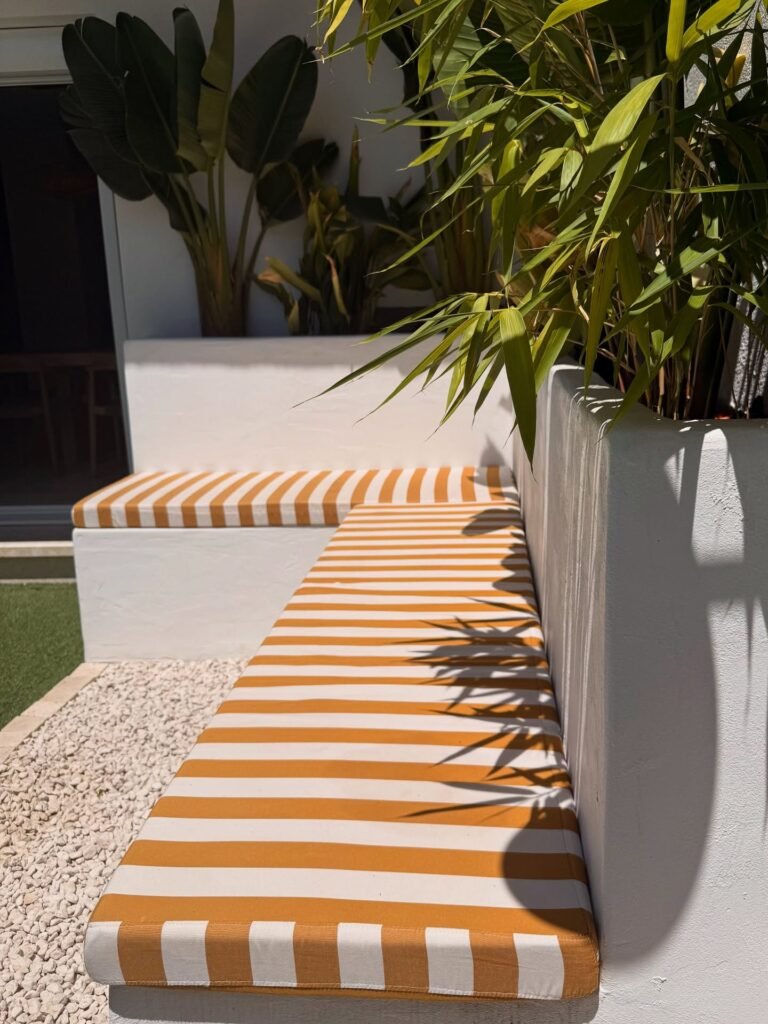 Jardin avec banquettes intégrées