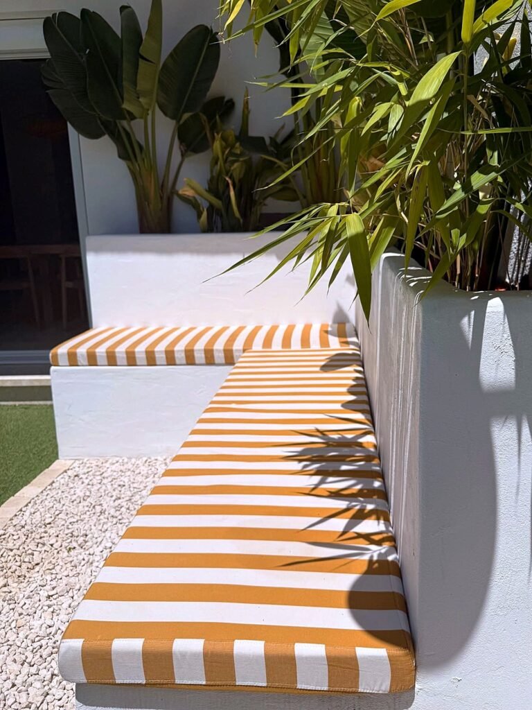 Jardin avec banquettes intégrées