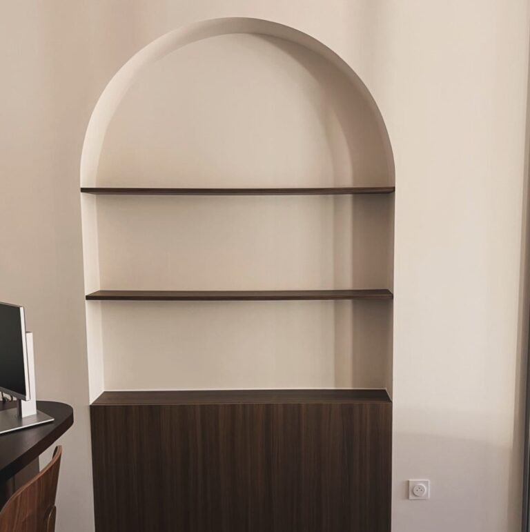 Meuble en noyer avec niche cintrée