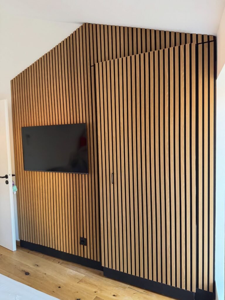 Mur en tasseaux de bois avec porte dérobée