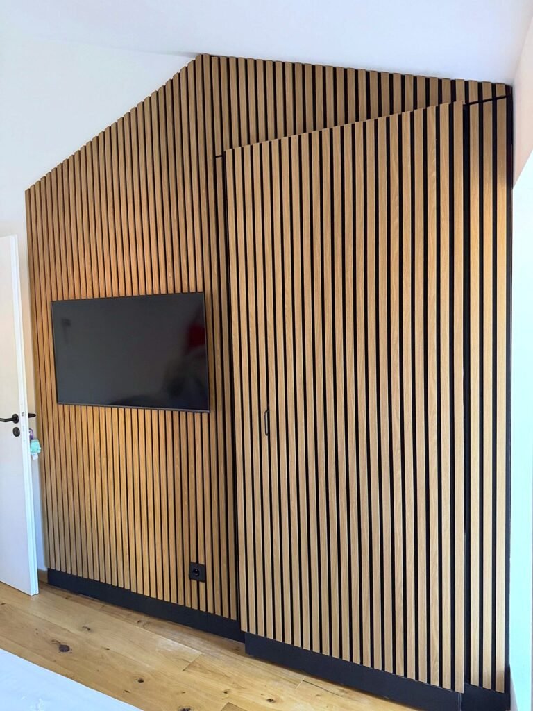Mur en tasseaux de bois avec porte dérobée