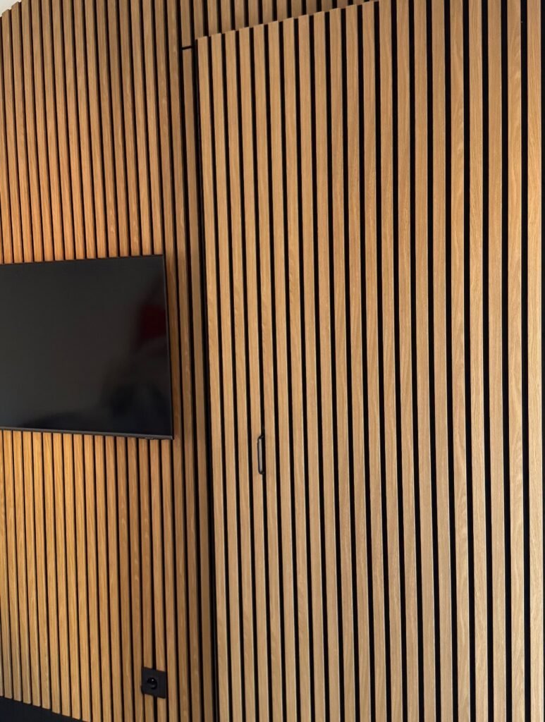 Mur en tasseaux de bois avec porte dérobée — photo 2