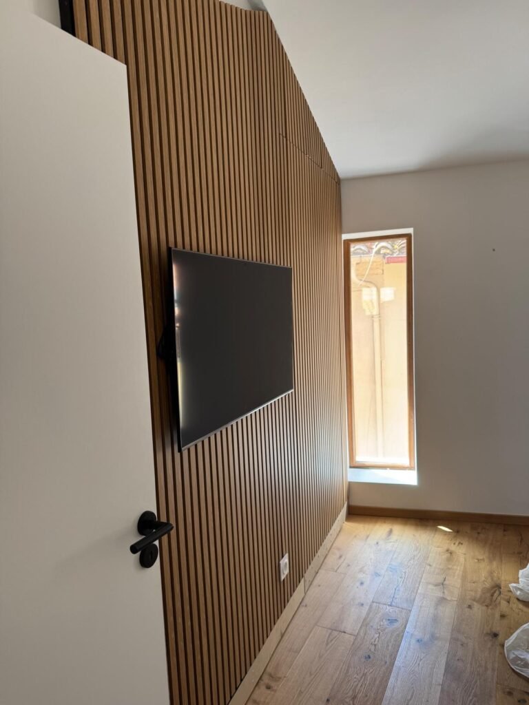 Mur en tasseaux de bois avec porte dérobée — photo 3