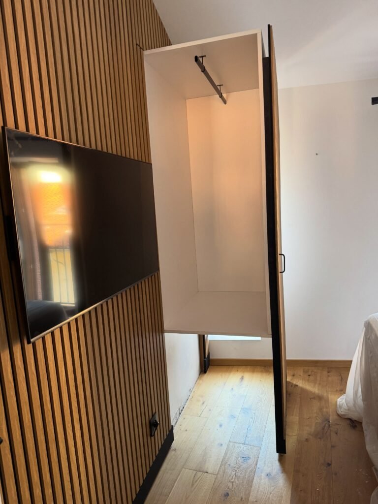 Mur en tasseaux de bois avec porte dérobée — photo 4