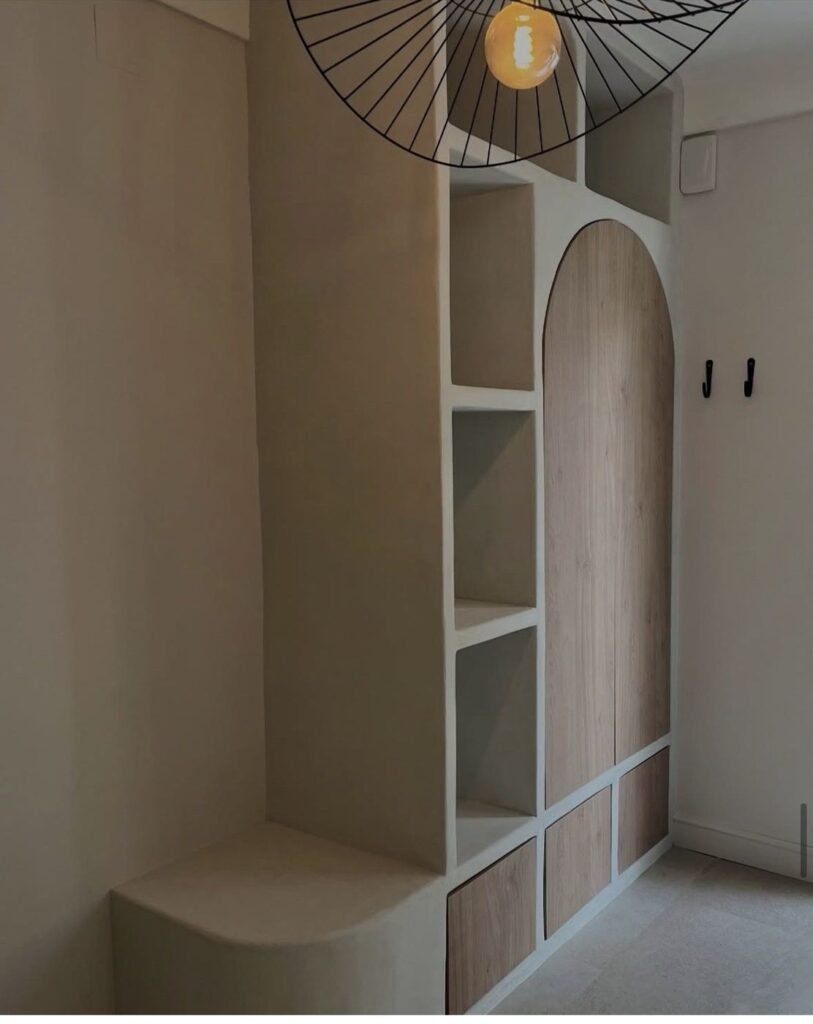 Niche cintrée en béton ciré avec banquette et portes en bois