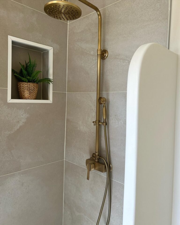 Paroi de douche en béton — Atelier Löwe