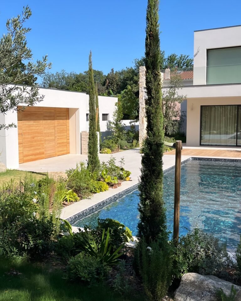 Portes camouflées d’un pool house — Atelier Löwe