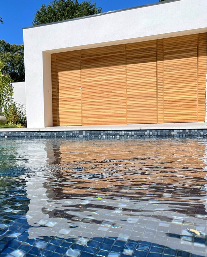 Portes camouflées d’un pool house — Atelier Löwe — photo 2