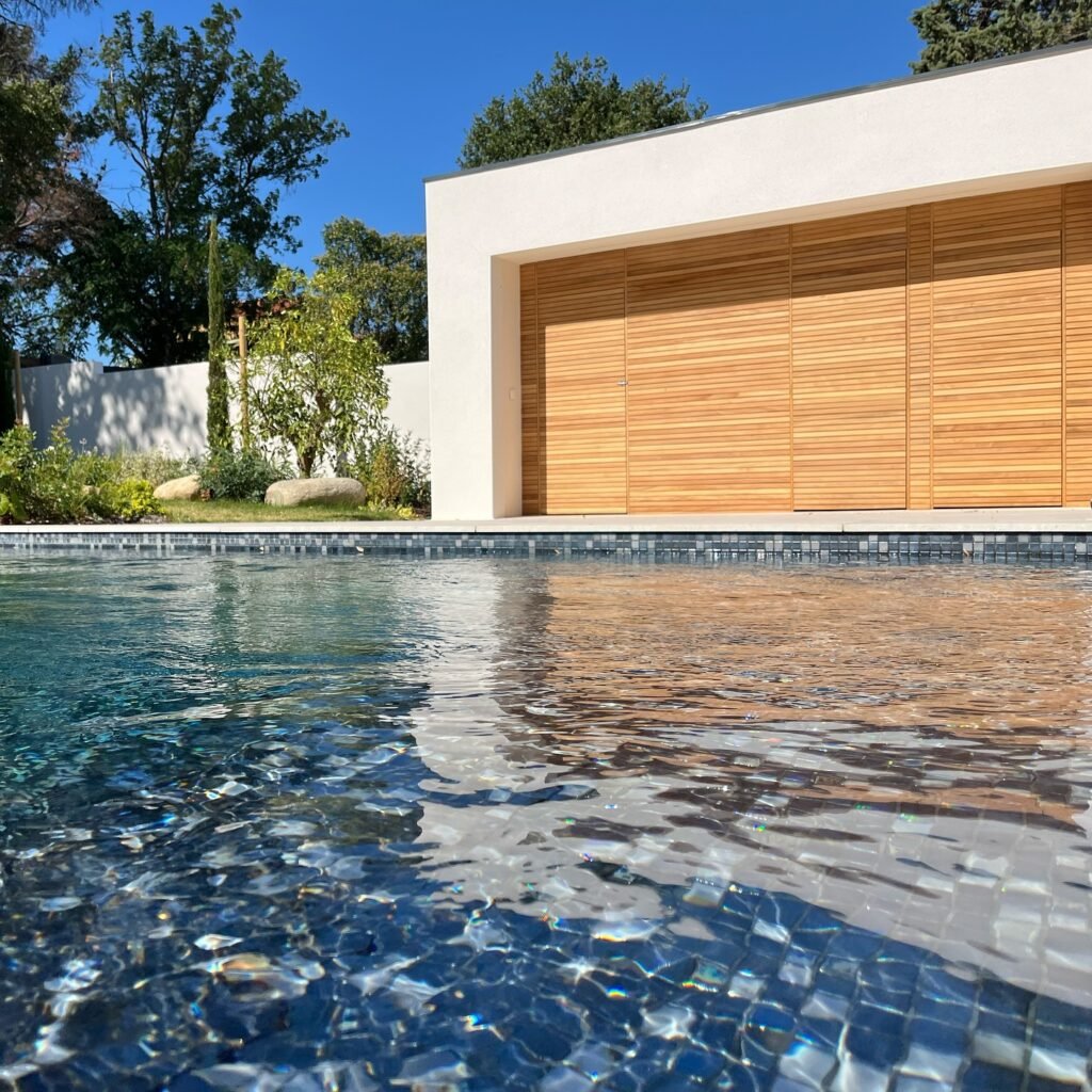 Portes camouflées d’un pool house — Atelier Löwe — photo 3