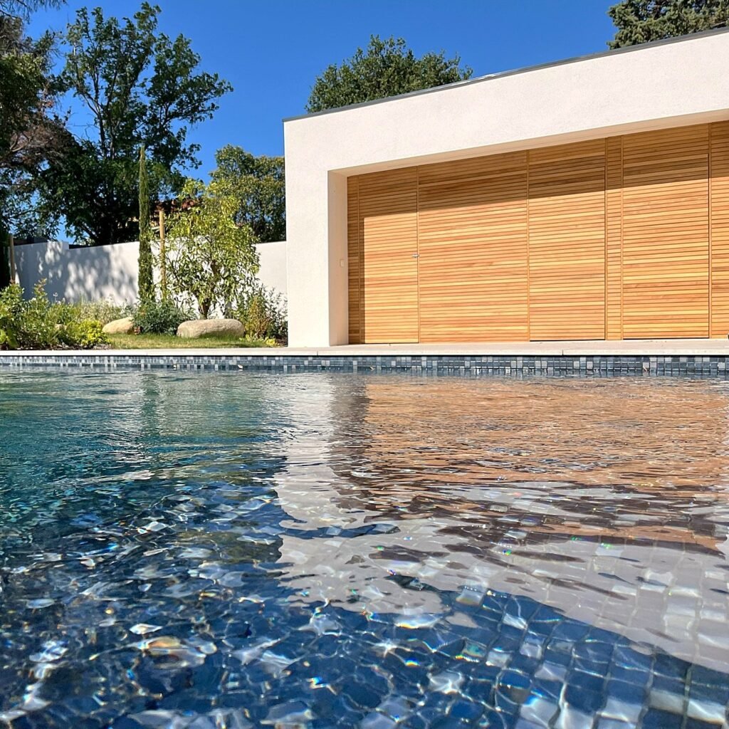 Portes camouflées d’un pool house — Atelier Löwe — photo 3