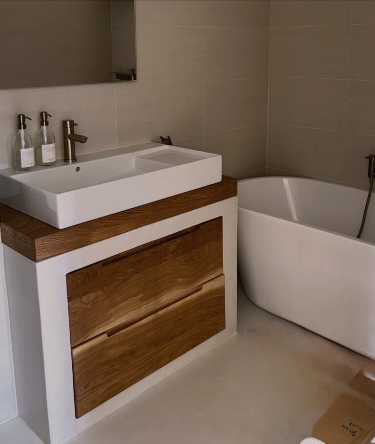 Meuble de salle de bain en béton ciré et chêne massif