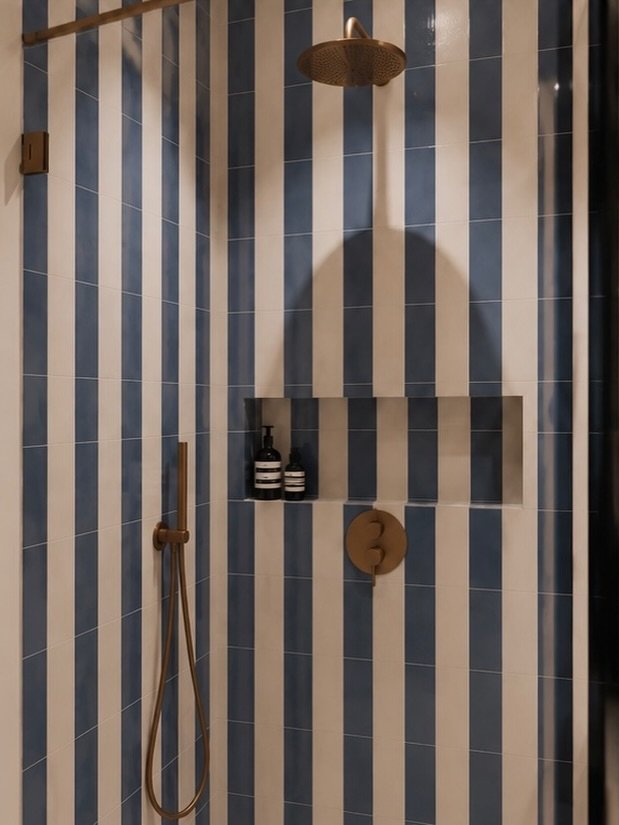 Salle de bain en chêne avec finitions laiton — photo 2