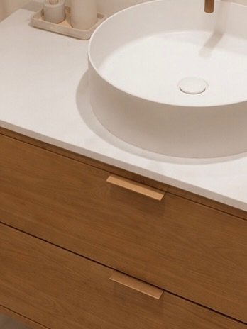 Salle de bain en chêne avec finitions laiton — photo 3