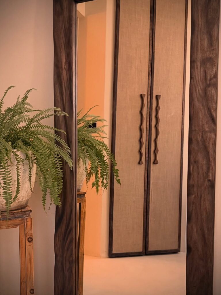 Placards de salle de bain en chêne massif et toile de lin
