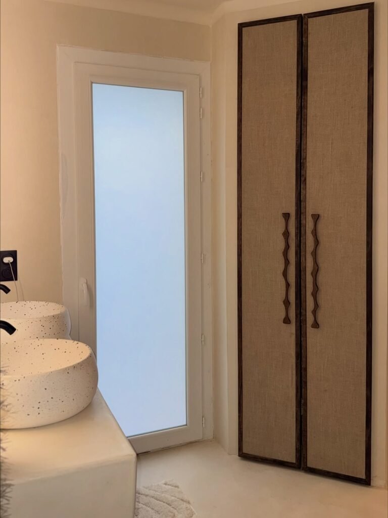 Placards de salle de bain en chêne massif et toile de lin — photo 3