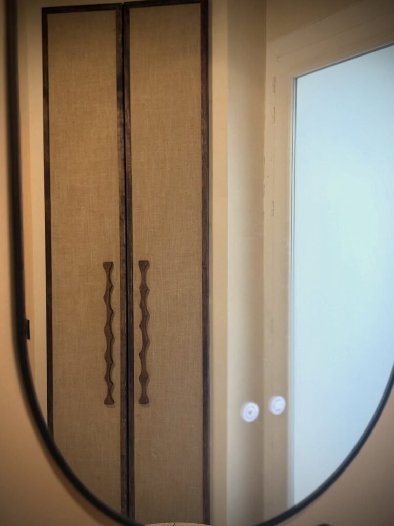 Placards de salle de bain en chêne massif et toile de lin — photo 5