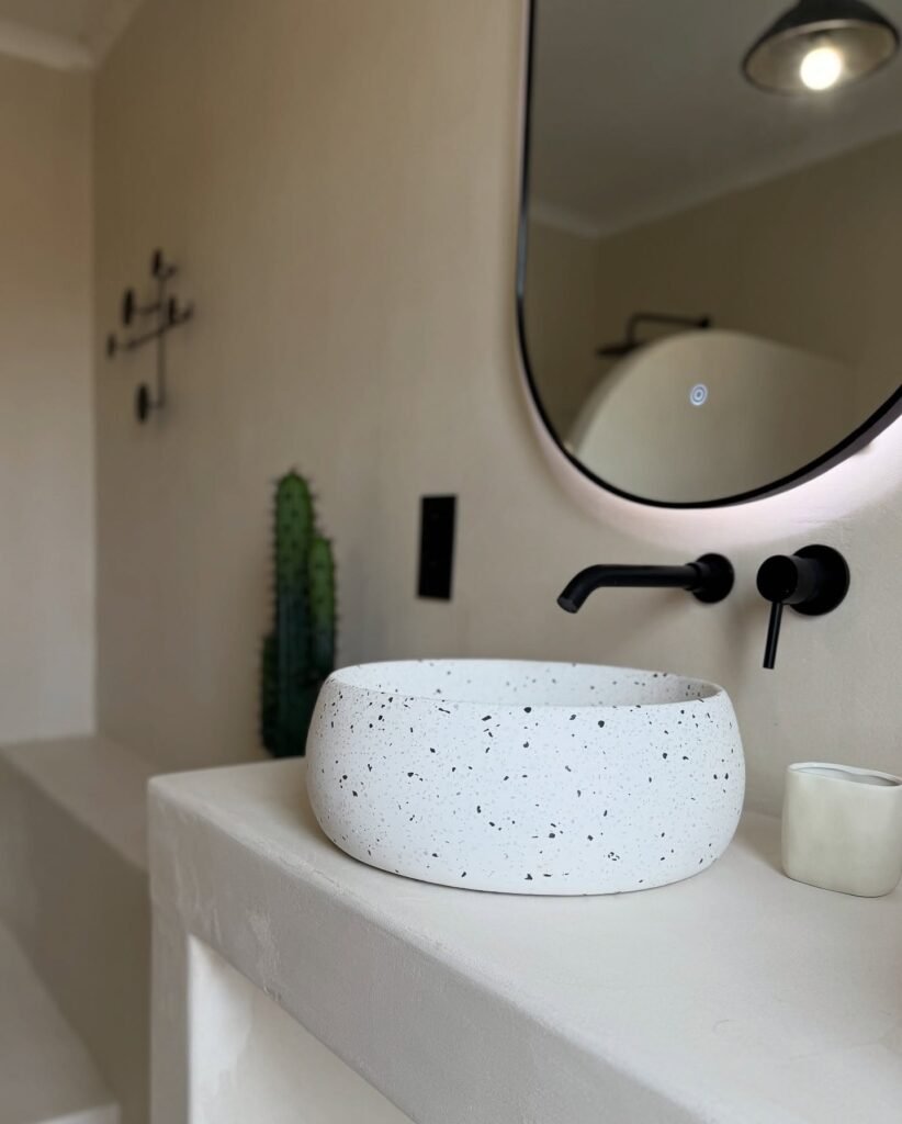 Salle de bain en béton ciré avec vasques en terrazzo — photo 2