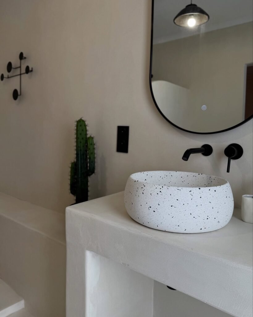 Salle de bain en béton ciré avec vasques en terrazzo — photo 5