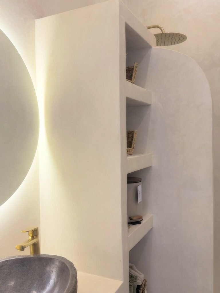 Salle de bain minimaliste en béton ciré — photo 3