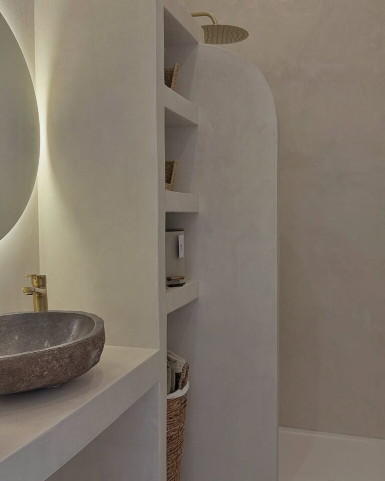 Salle de bain en béton ciré et vasque en pierre