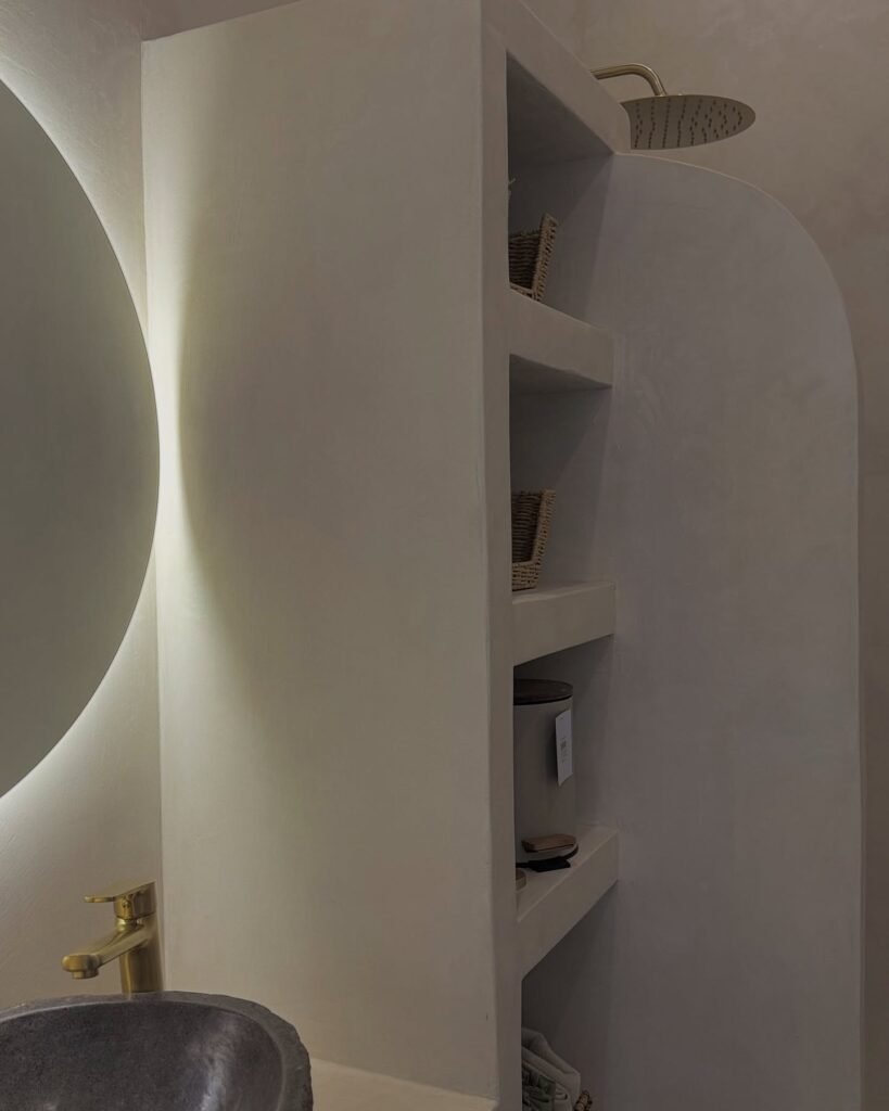 Salle de bain en béton ciré et vasque en pierre — photo 3