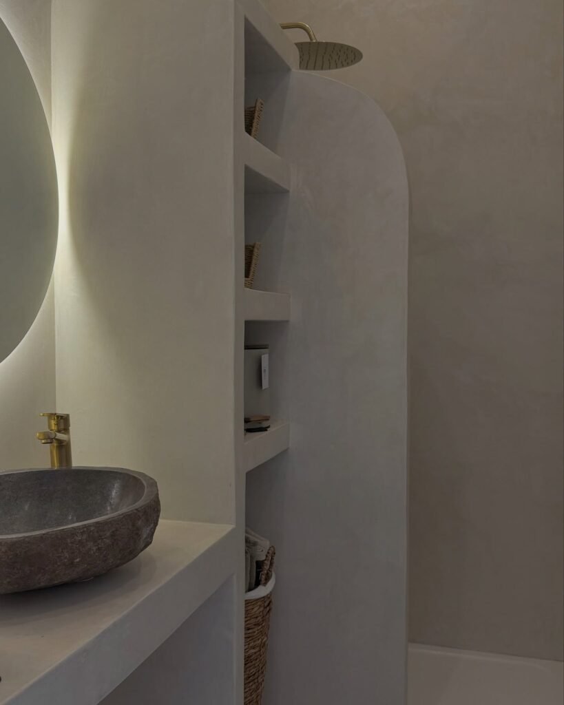Salle de bain en béton ciré et vasque en pierre — photo 5
